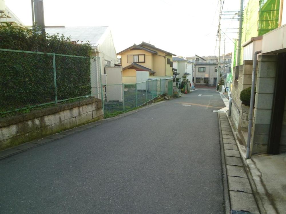 Local photos, including front road. Car as little a quiet residential area! !