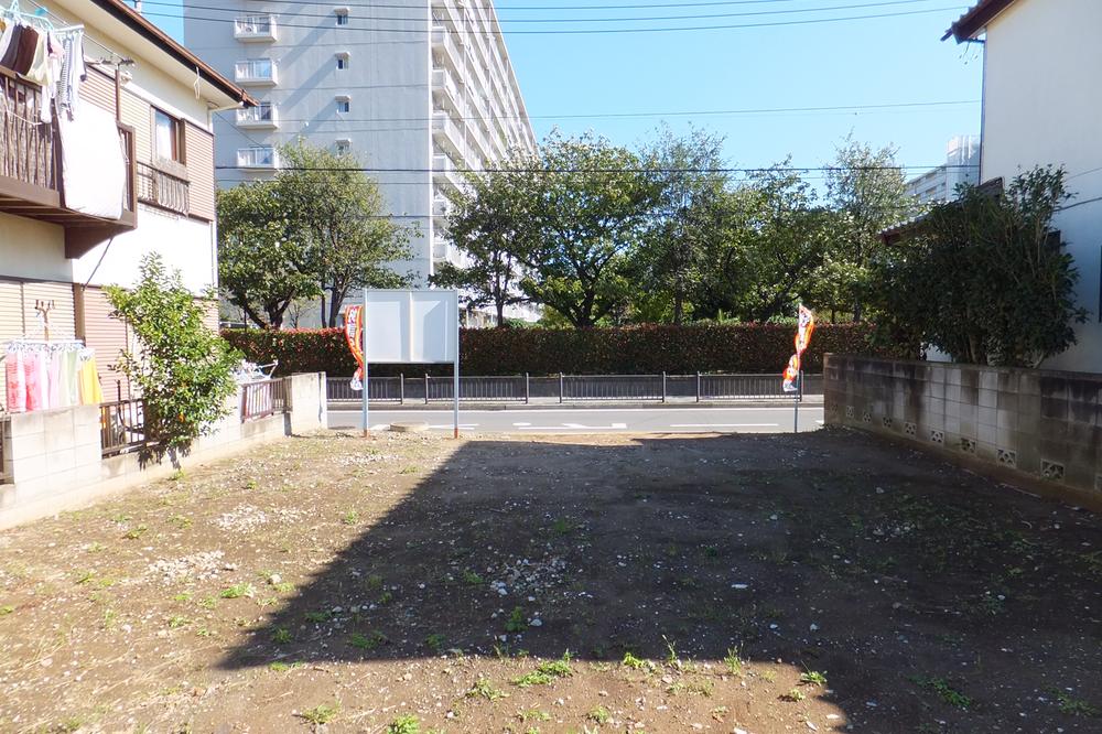 Local land photo. Local (10 May 2013) Shooting Overlooking the front road than on site