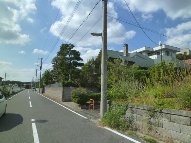 Local photos, including front road.  [Frontal road] Car on a dedicated channel for the west pedestrian is quiet without passing through. 