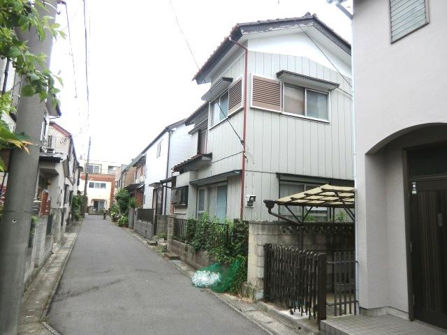 Local photos, including front road. Local (June 2012) shooting