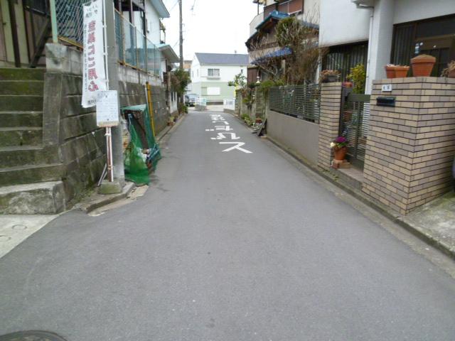 Local photos, including front road.  [Frontal road] Front road of 4m