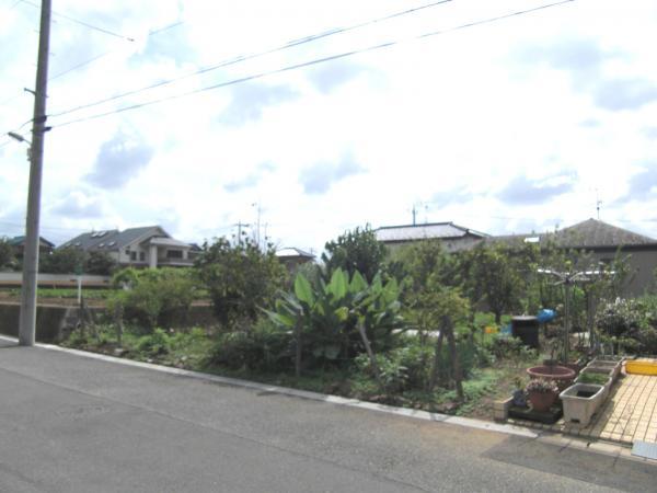 Local photos, including front road. Green is a rich living environment yet also remain fields in the surrounding area.