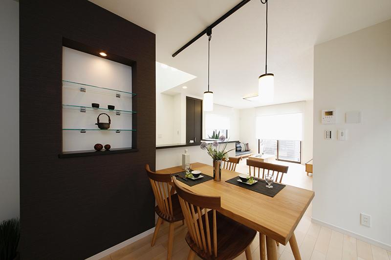 Building plan example (introspection photo). Dining of construction cases. Cabinet of the built-in is useful to decorate the collection, such as a wife of tableware. It will accent the dining.