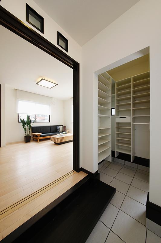 Building plan example (introspection photo). Shoes-in closet construction cases. Spacious shoes-in closet in the entrance aside, Not only it can be accommodated to organize the shoes of every season, Also it can be stored, such as strollers and snowboarding of the plate, Convenient.