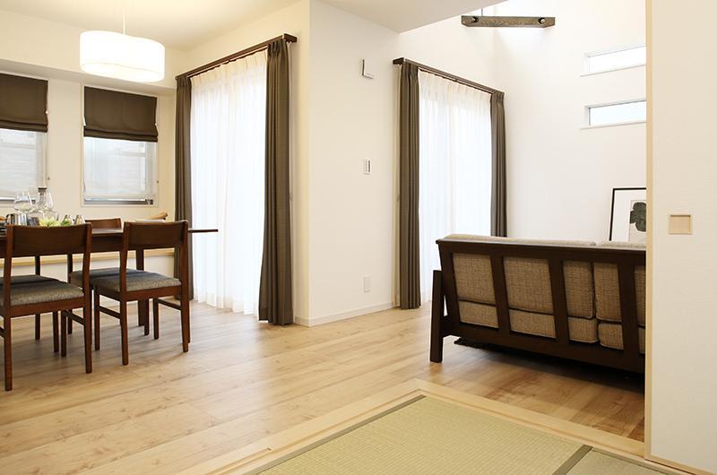 Building plan example (introspection photo). A blow-by LDK construction cases. It pours the light from the top, Comfortably felt. The dining side there is a bench window that can be used to Fureshikiburu.