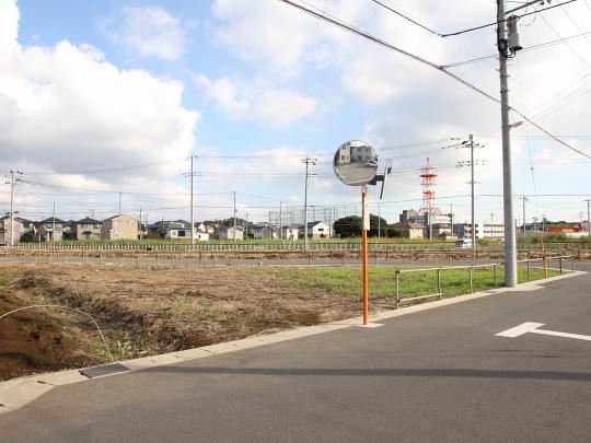 Local land photo. Northwest side (the October 2013 shooting). Opposite side of the south front road, In the grounds of the north total railroad, It has become a wide open space. Even if the building is been increasing, There is a feeling of freedom thanks to this open space.