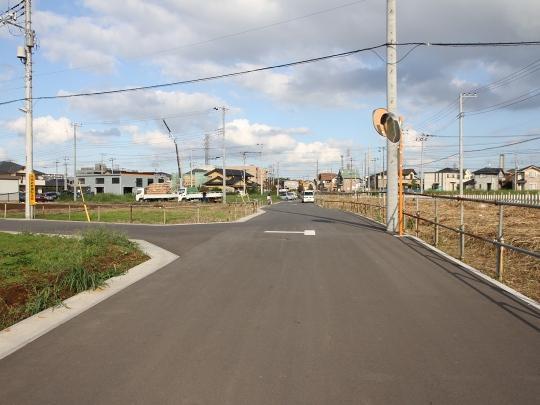 Local photos, including front road. South road (October 2013 shooting). Since the width 6m is ensured, We relaxed. North total railway is through slightly deeper the place of underground, There is almost no that sound is heard.