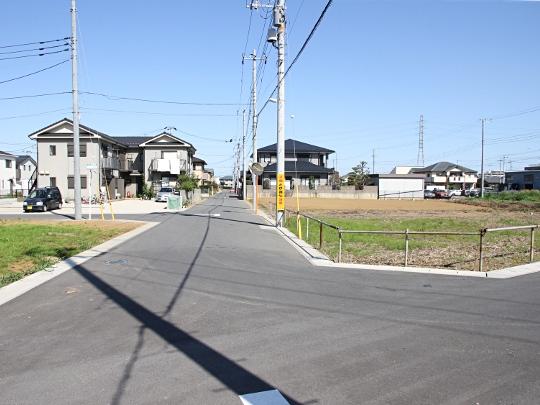 Local photos, including front road. West road (October 2013 shooting). Similarly south, Since the width 6m is ensured, Easy-to-use road.