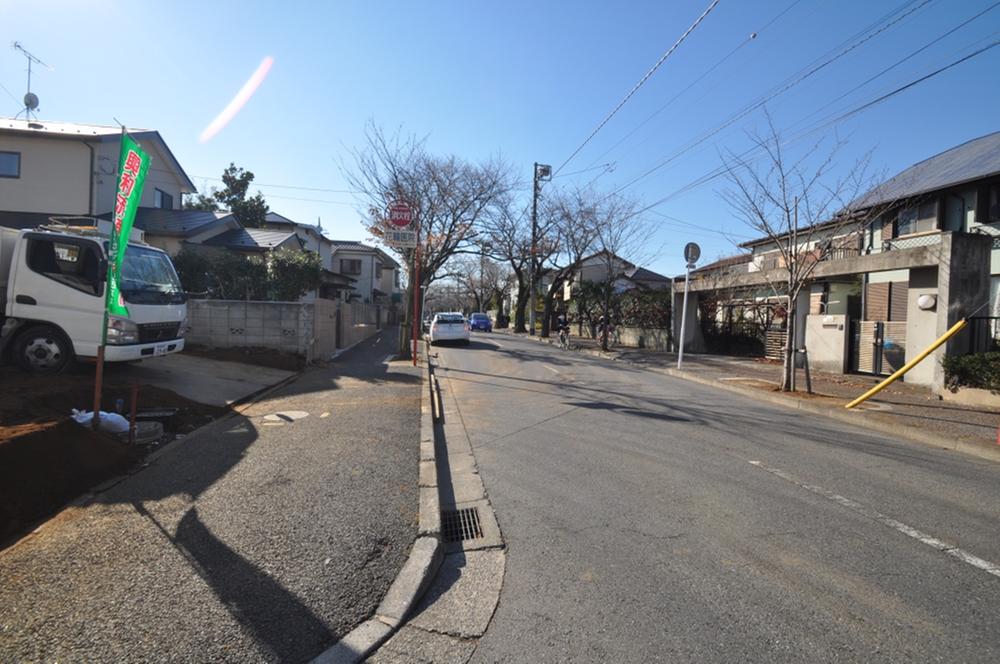 Local photos, including front road. Local (12 May 2013) Shooting Front road is widely, Rest assured it has also been equipped with sidewalks.