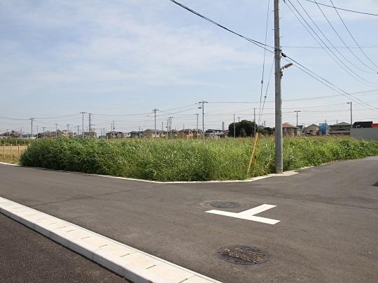 Local land photo. August 2013 shooting.  Located in the southwest of the corner lot, South 6m, And the West 8m, Day is good by clear some road.   ※ It is mowing planned. 