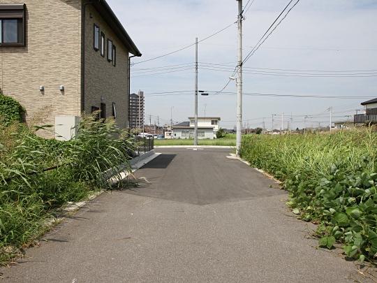 Local photos, including front road. South road 6m. There is wide enough. 
