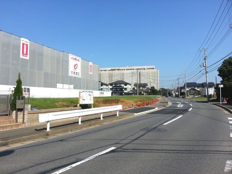 Local photos, including front road.  [Frontal road] Easy also parking there is a front about 11m and clear. 