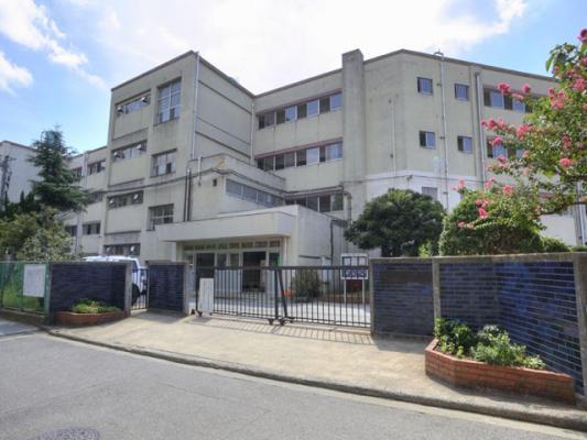 Primary school. Hachikesaki until elementary school 723m