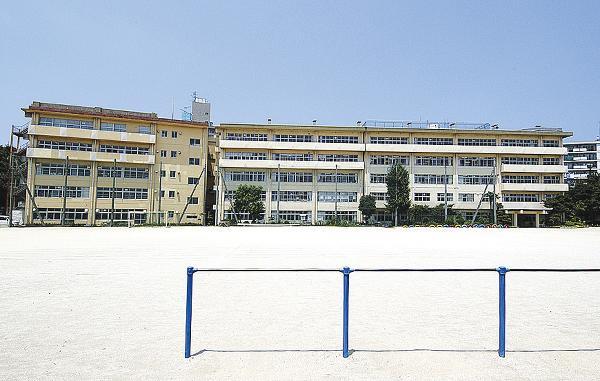 Primary school. 640m to Matsudo City Rika stand elementary school