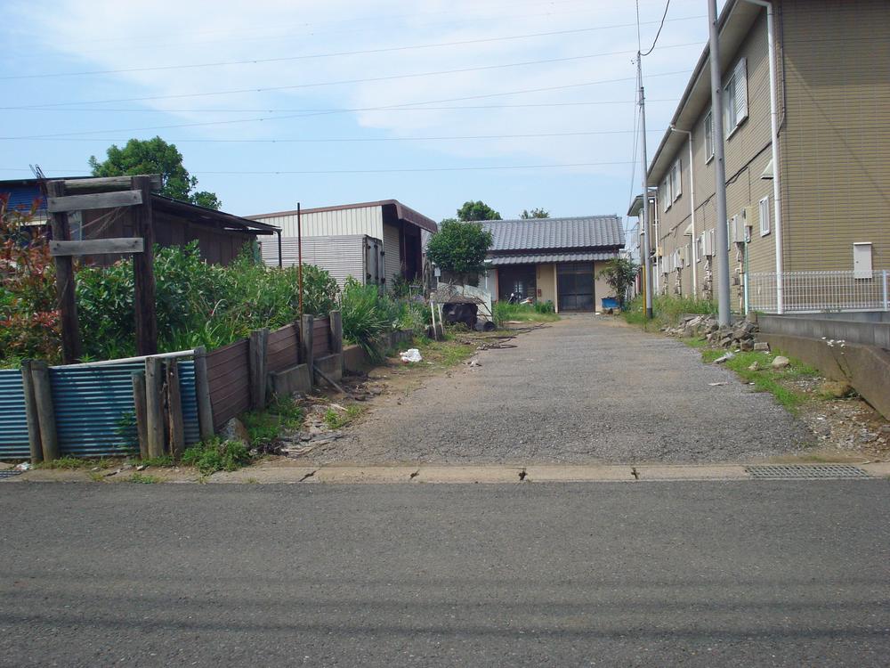 Local photos, including front road. Shoot the site from the front road