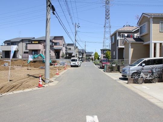 Local photos, including front road. East road (May 2013 shooting). Width is 6m. ※ Application already compartment also reflected.