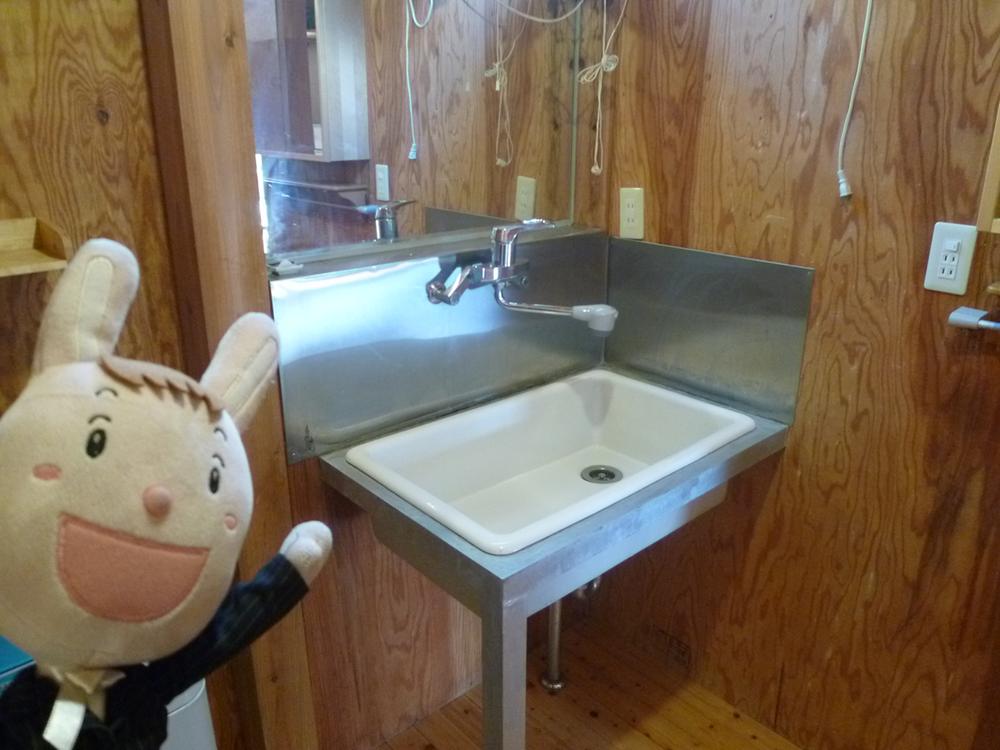 Wash basin, toilet. Indoor (December 9, 2013) Shooting