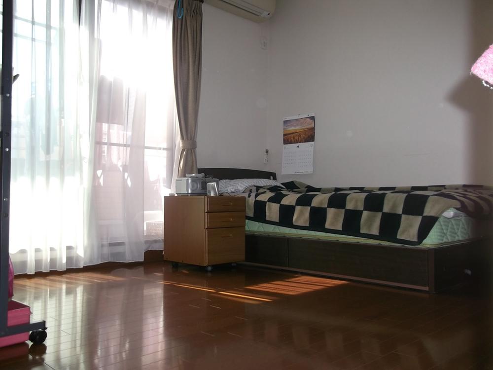 Non-living room. Master bedroom with a study