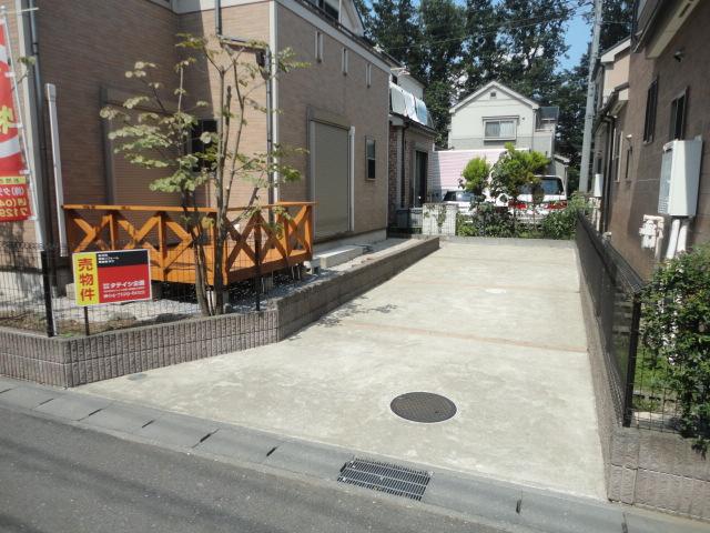 Parking lot.  ◆ Car spaces are there 2 cars!