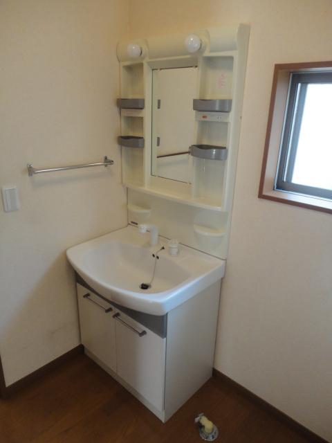 Wash basin, toilet.  ◆ It is a simple easy-to-use bathroom vanity.