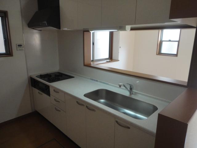 Kitchen.  ◆ Large and bright counter type of system Kitchen.