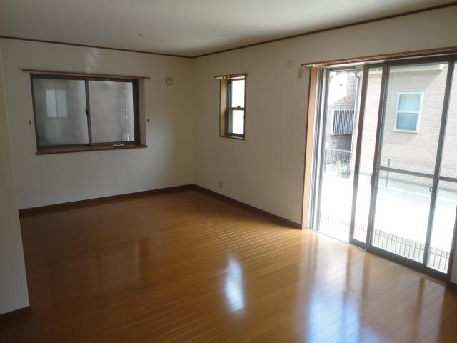 Living.  ◆ There a lot of window, Bright and spacious living.