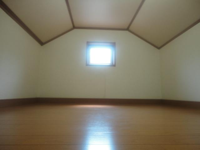 Receipt.  ◆ Is a useful attic with storage.