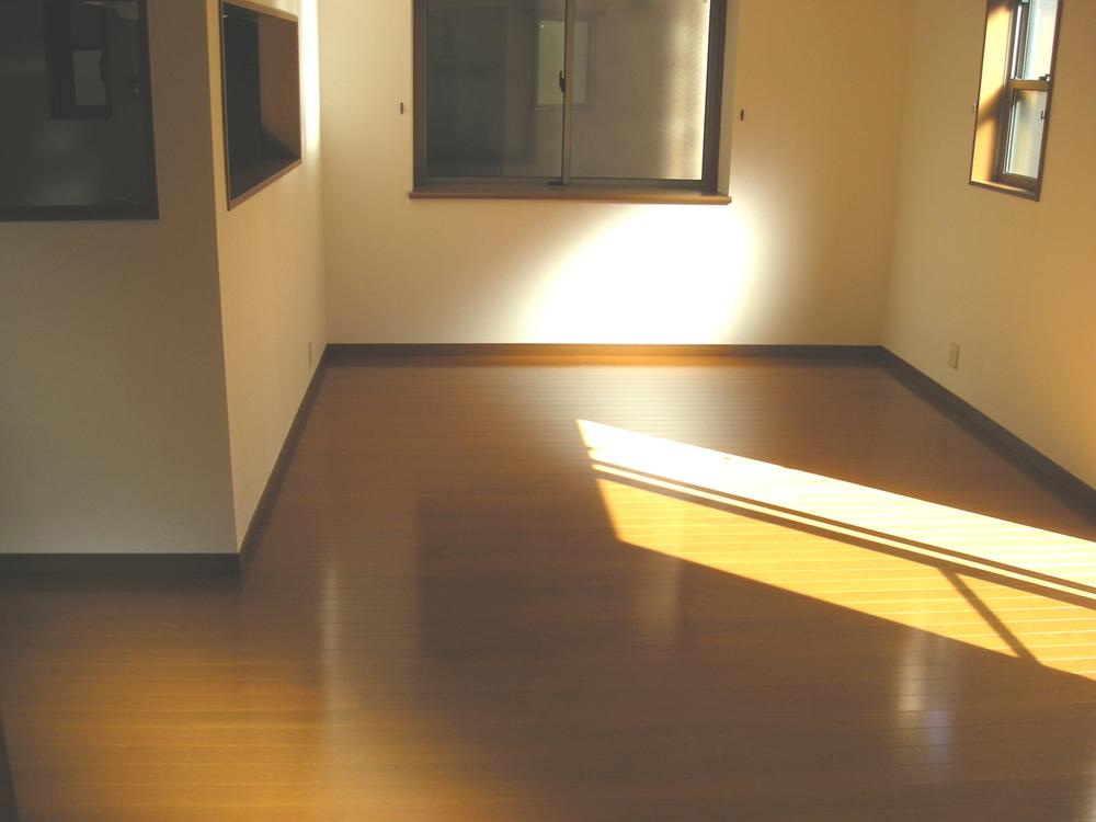 Living. ~ Living room bathed in bright light ~