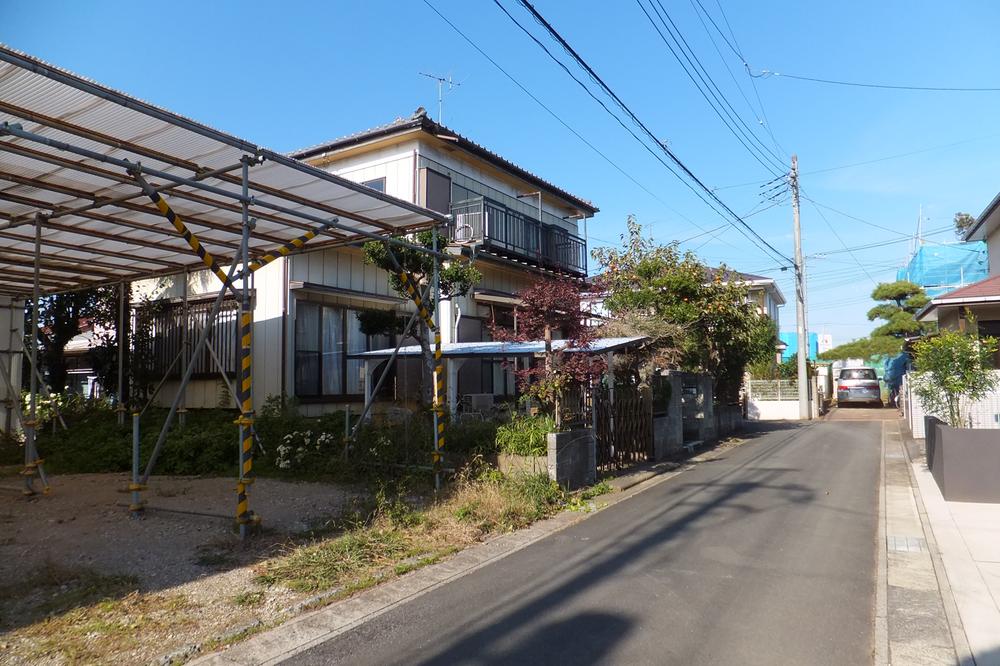 Local photos, including front road. Local (11 May 2013) Shooting