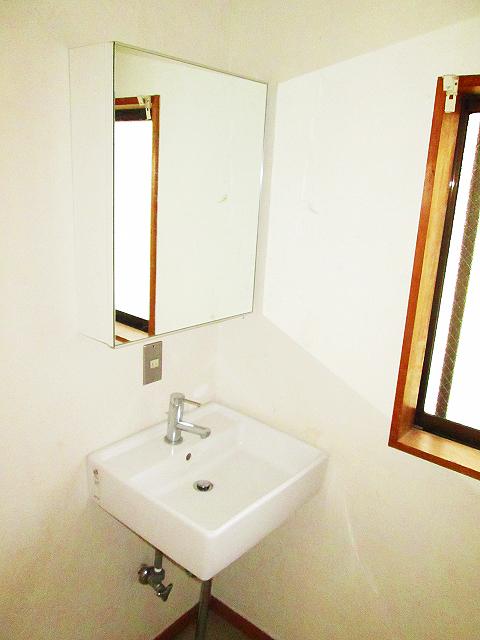 Wash basin, toilet. Indoor (September 2013) Shooting