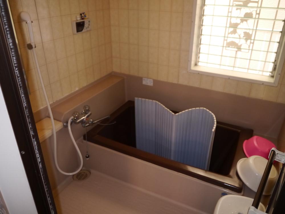 Bathroom. Local (12 May 2013) Shooting