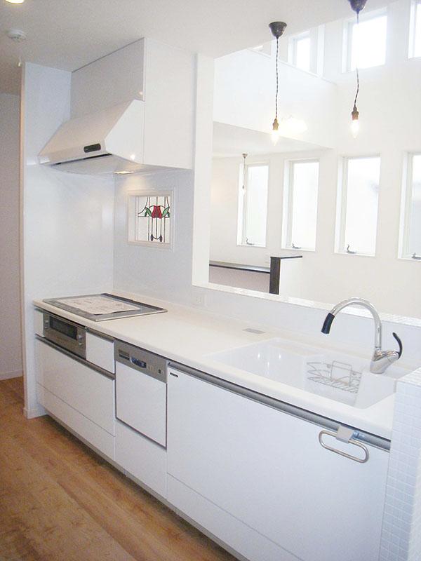 Building plan example (Perth ・ appearance). Face-to-face kitchen construction example of a stained glass accents. Good kitchen enjoy conversation with family, Now it seems fun to stand more and more kitchen. 