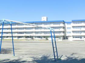 Primary school. Minami Nagareyama elementary school to 570m school Your parents of safe distance to elementary school. 