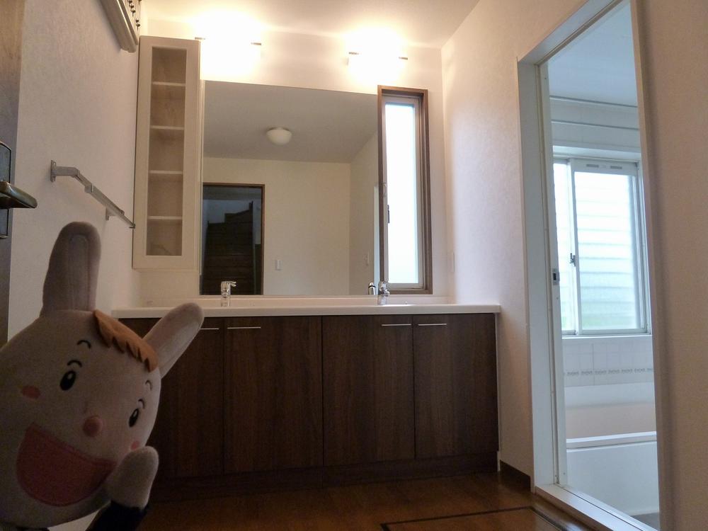 Wash basin, toilet. Indoor (July 26, 2013) Shooting