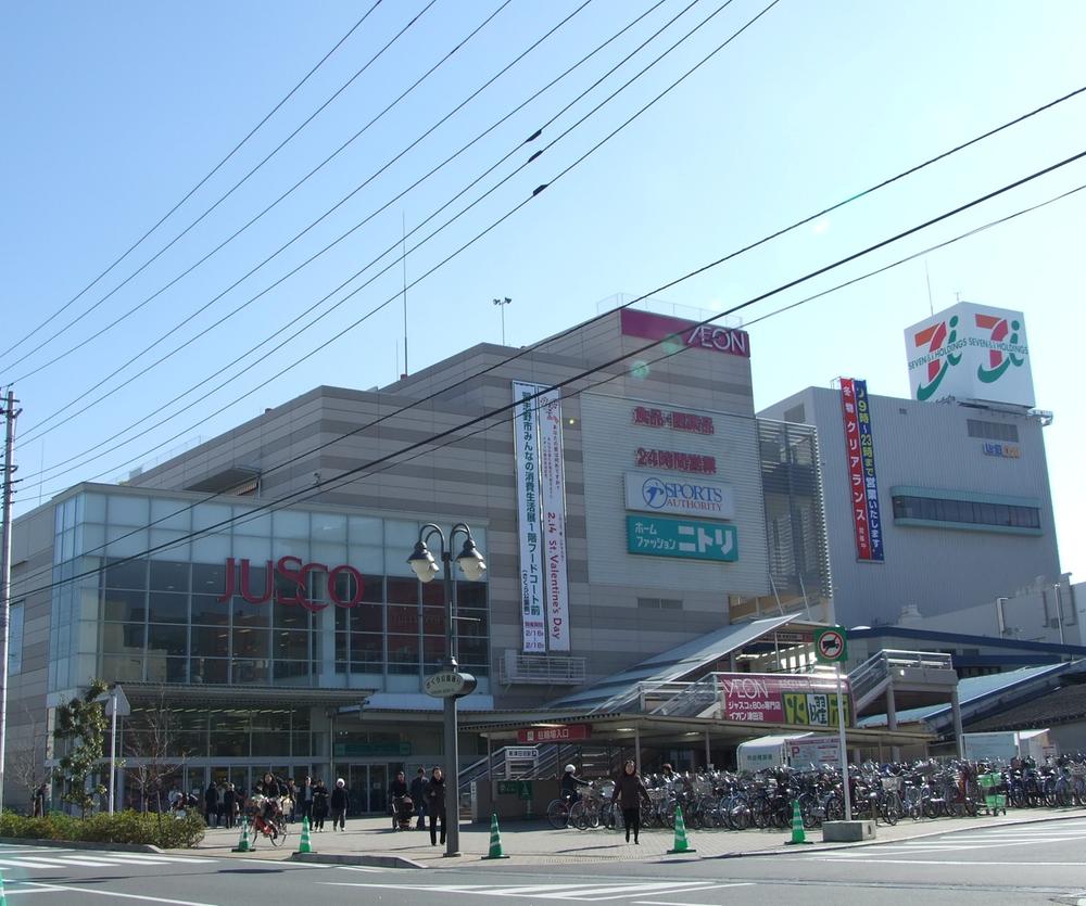 Shopping centre. 770m until ion