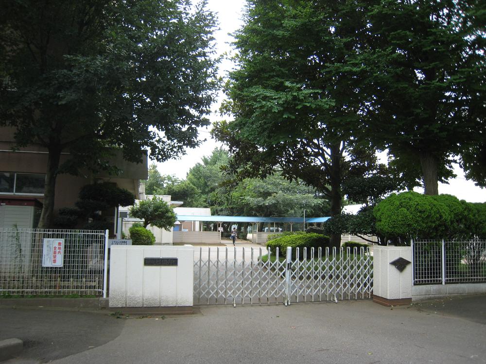 Primary school.  [Higashinarashino elementary school] 697m to