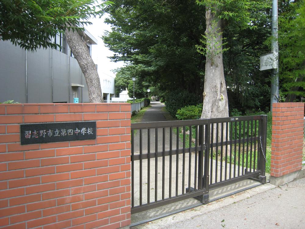 Junior high school.  [Narashino Municipal fourth junior high school] 745m to
