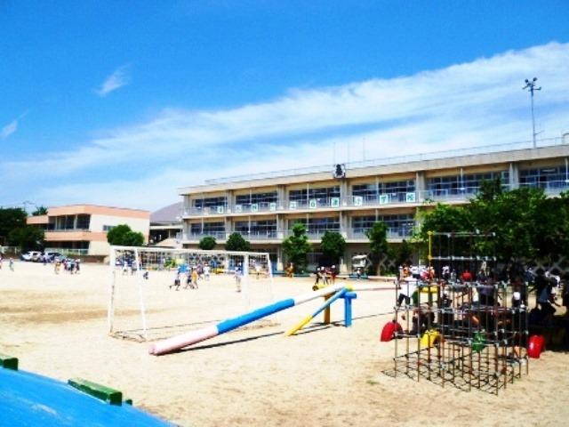 Primary school. Yatsu in the thriving nationwide contest is 452m school music to elementary school, Yatsu Elementary School (452m), The first junior high school (608m) has achieved excellent results every year. 