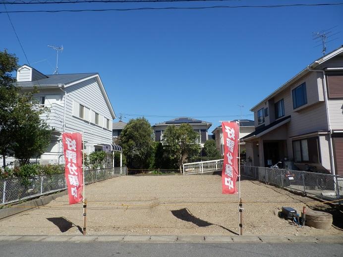 Local photos, including front road. Local (10 May 2013) is a rare property of shooting two-sided road. 
