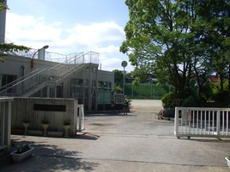 Primary school. Fujisaki Elementary School 350m