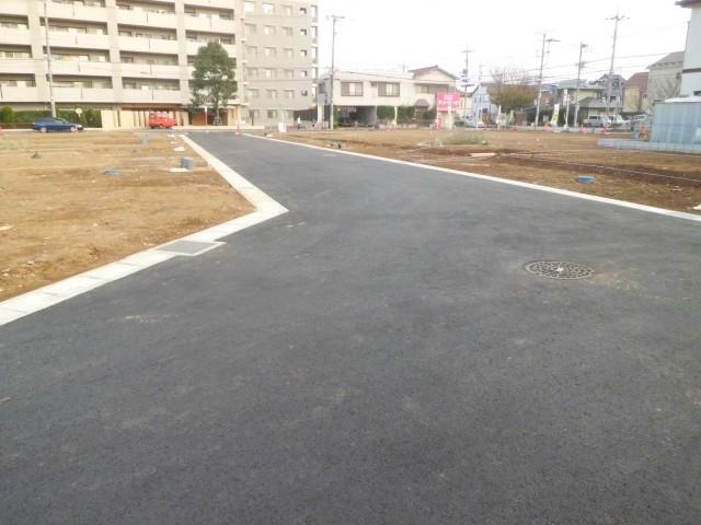 Local photos, including front road. Selling local front road