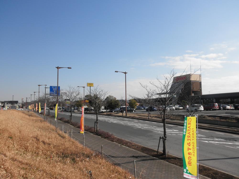 Local photos, including front road. Home improvement "Homac Corporation" and the restaurant "Cocos" you will see. Local (January 2014) Shooting