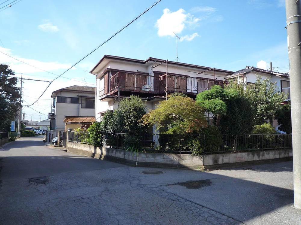 Local photos, including front road. Vacant lot passing Allowed