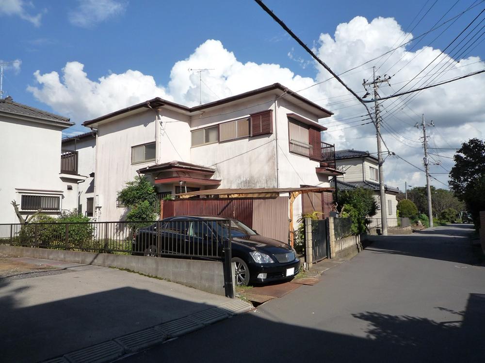 Local photos, including front road. Vacant lot passing Allowed