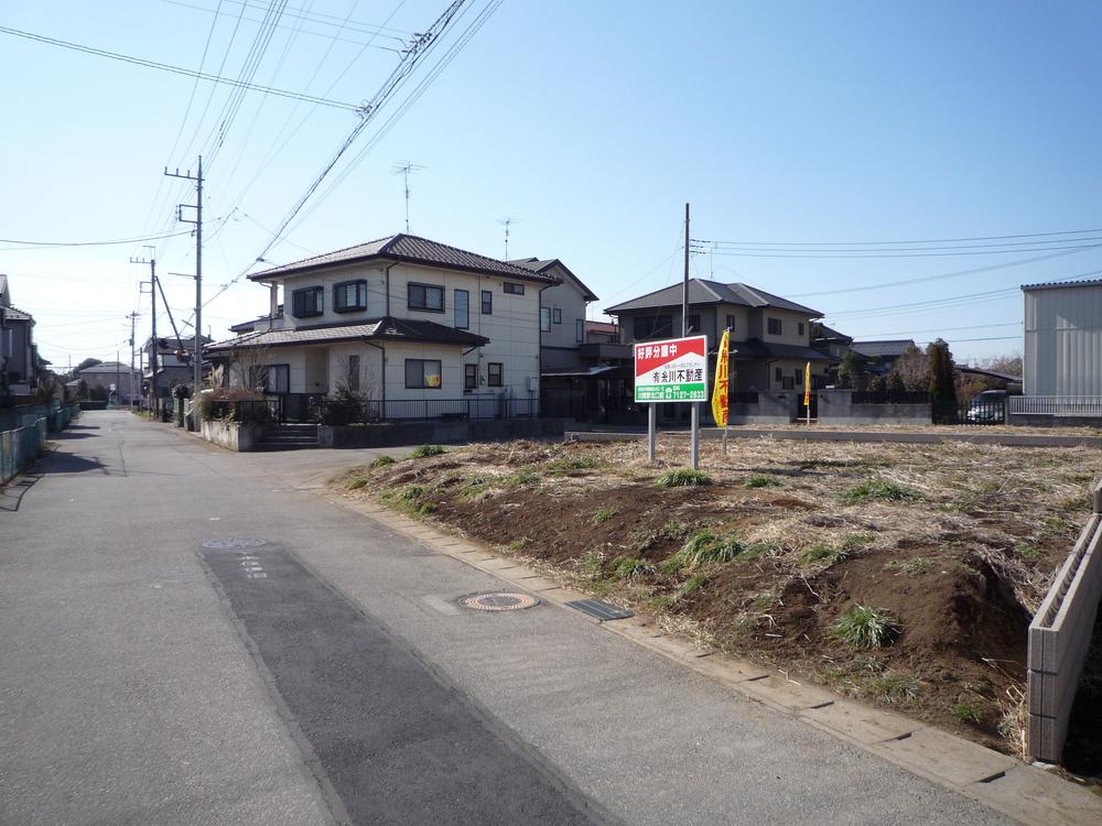 Local land photo. Wide front road