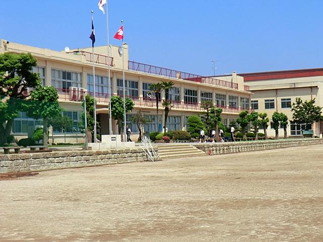 Junior high school. 110m to Noda City first junior high school