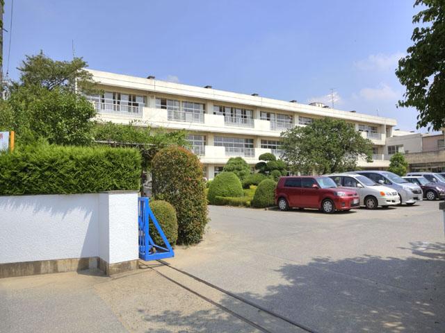 Junior high school. 1030m to Noda City Southern Junior High School