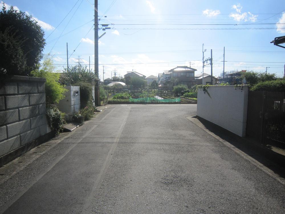 Local photos, including front road. Wide front road. Parking easier, There is no feeling of pressure.