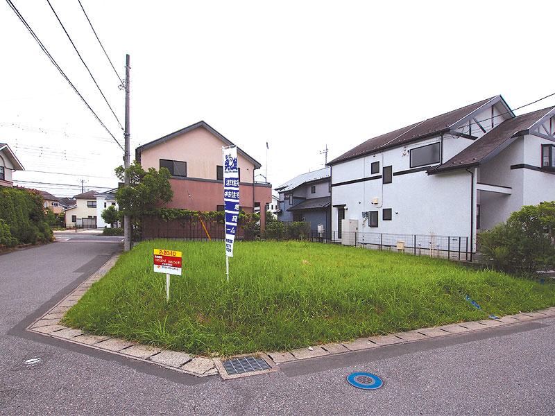 Local photos, including front road. Very close to the main street, Corner lot in contact with the two sides road