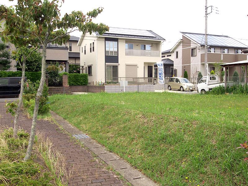 Local land photo. Spacious corner lot of the promenade aside